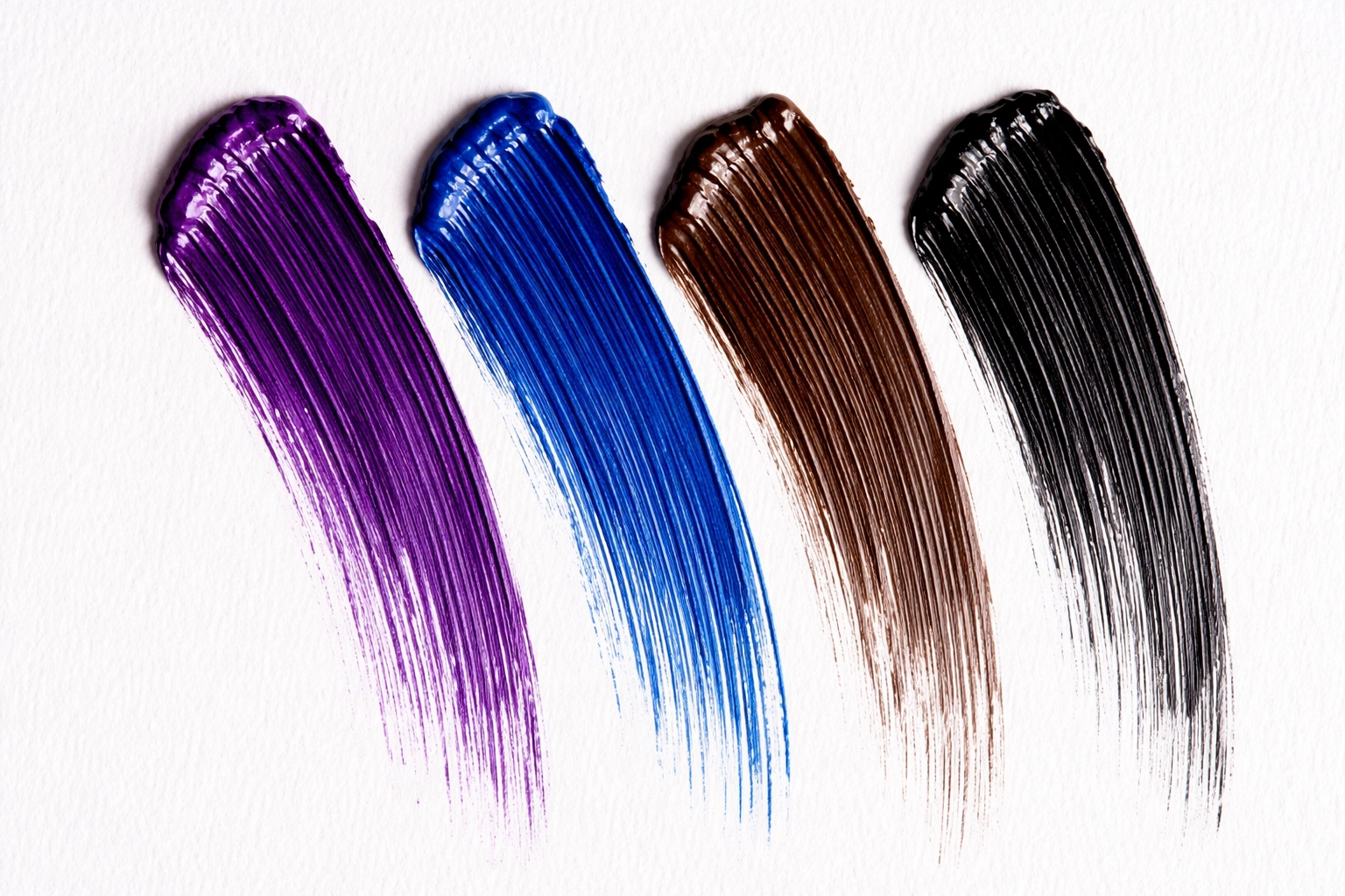 Mascara bleu &eacute;lectrique tendance cils volume et d&eacute;finition